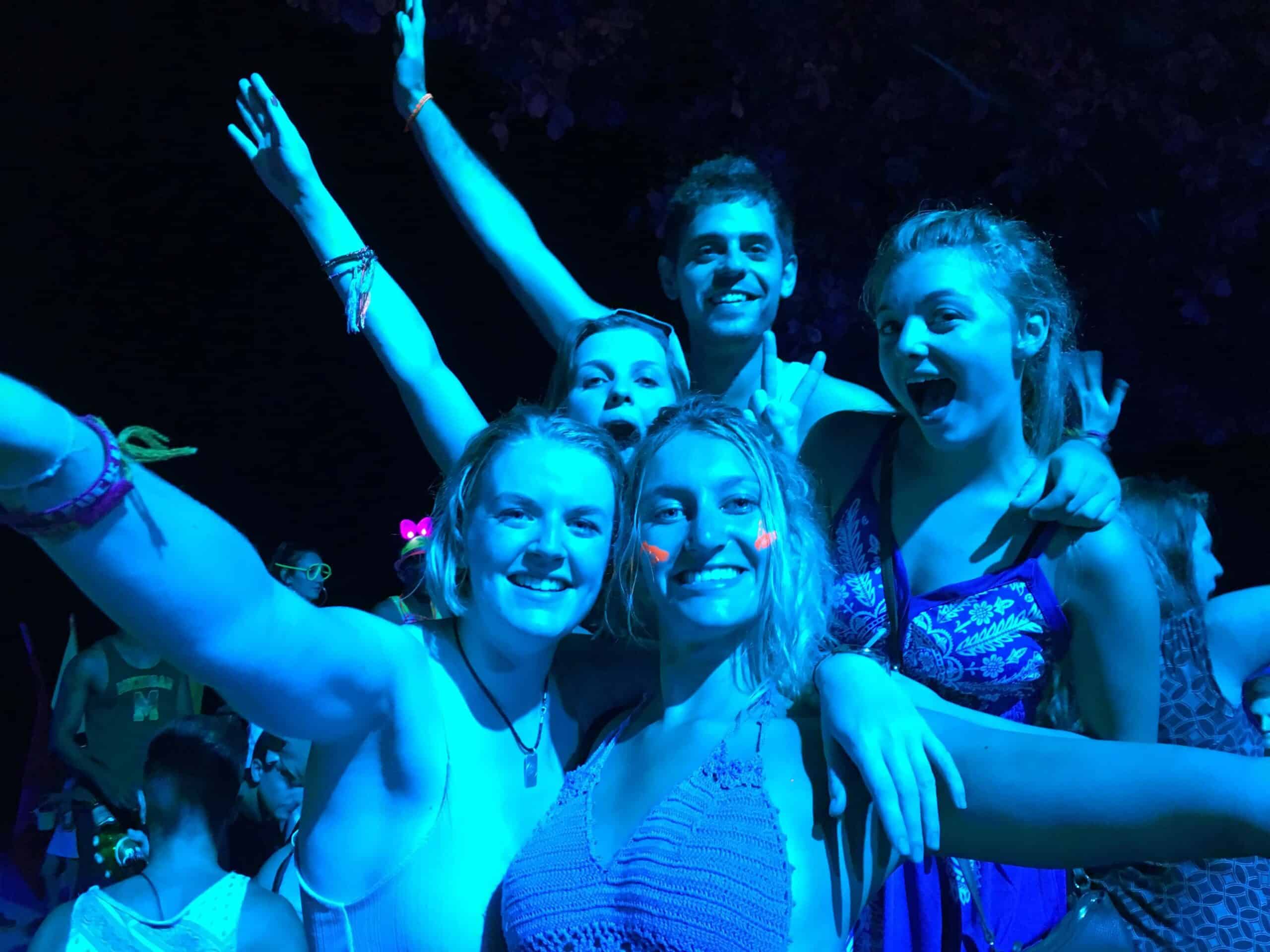 Foto conociendo gente en la full moon party koh phangan