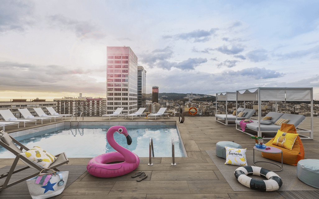 Foto piscina Moxy Barcelona