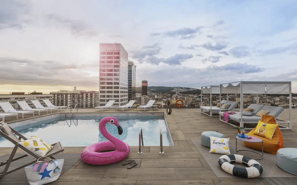 Foto piscina Moxy Barcelona