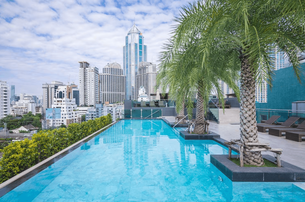 SureStay hotel con piscina infinita en Bangkok a precio asequible