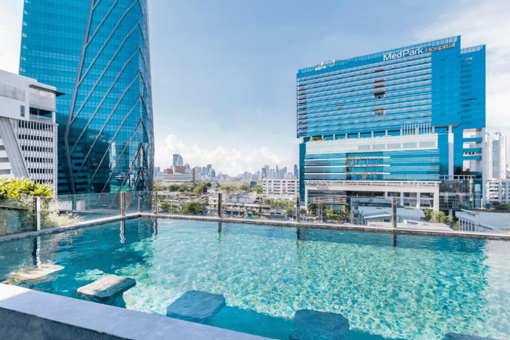 mejores hoteles a buen precio con infinity pool en Bangkok