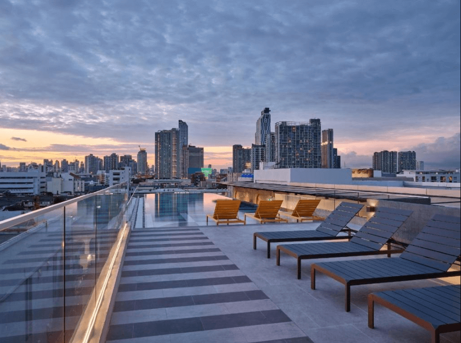 reseña the quarter onnut hotel bangkok con infinity pool