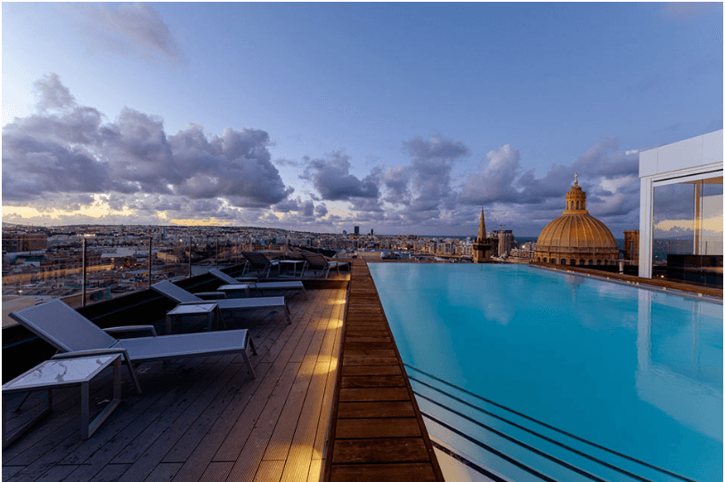 Piscin Infinita en Malta en el The Embassy Valletta Hotel