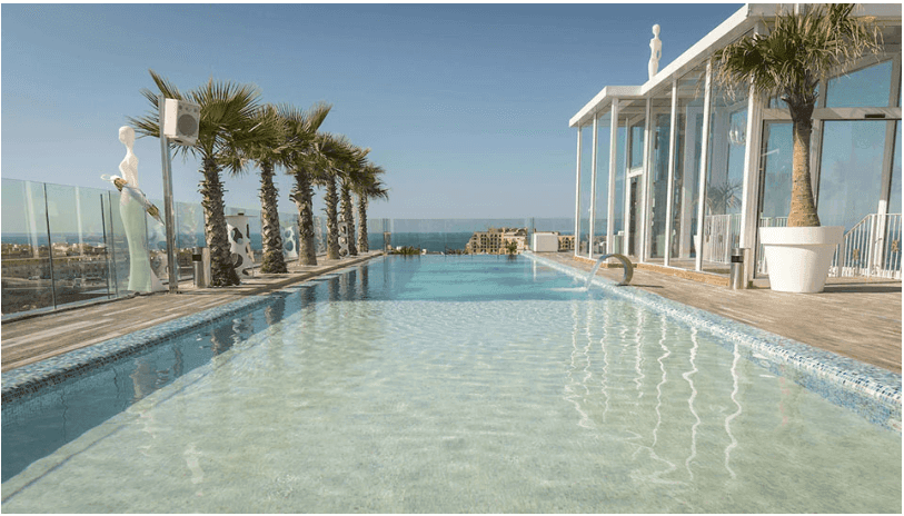 Piscina impresionante en el H Hotel & SPA Malta