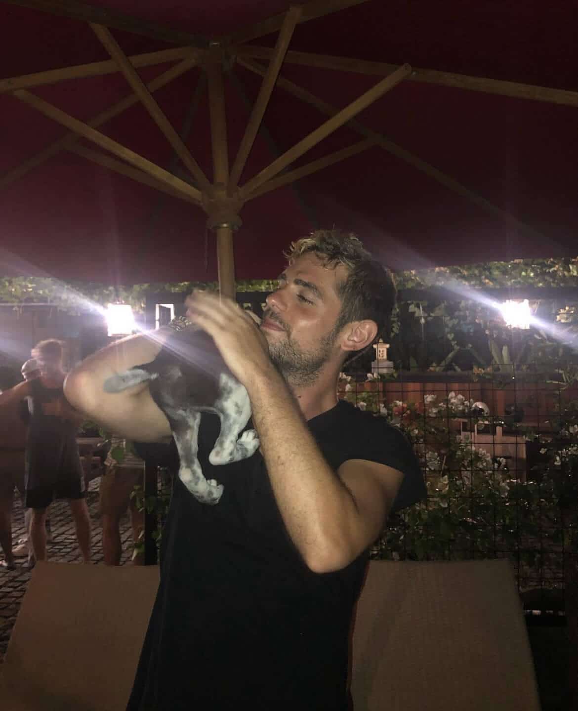Yo con un perrito durante mi estancia viviendo en la isla