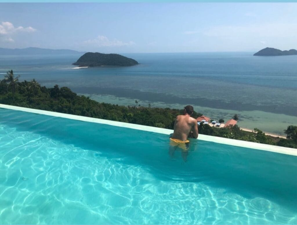 Yo de espalda en el Bluerama Infinity Pool koh phangan