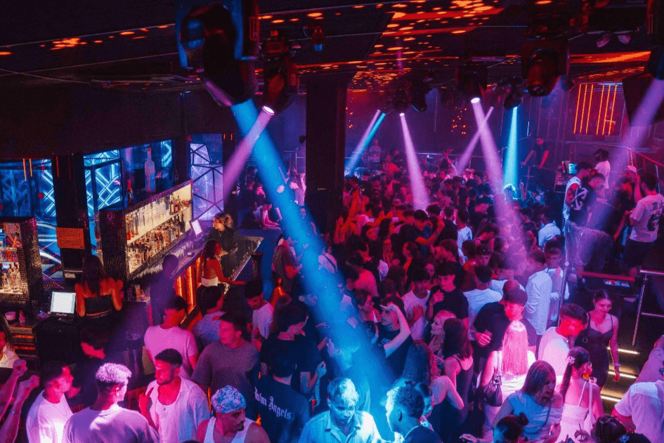 sassy discoteca para españoles y gente local en lloret de mar
